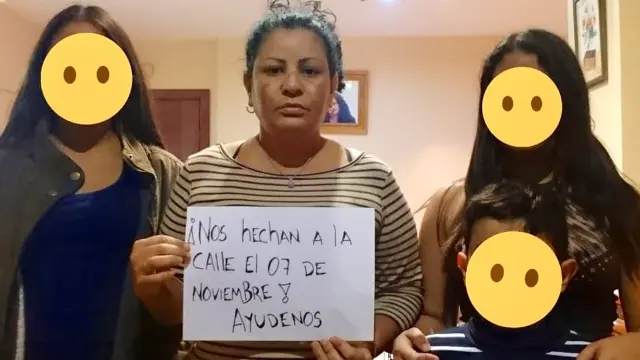 Elizabeth con sus tres hijos. @PAHVigoTui (desahucio en Vigo)