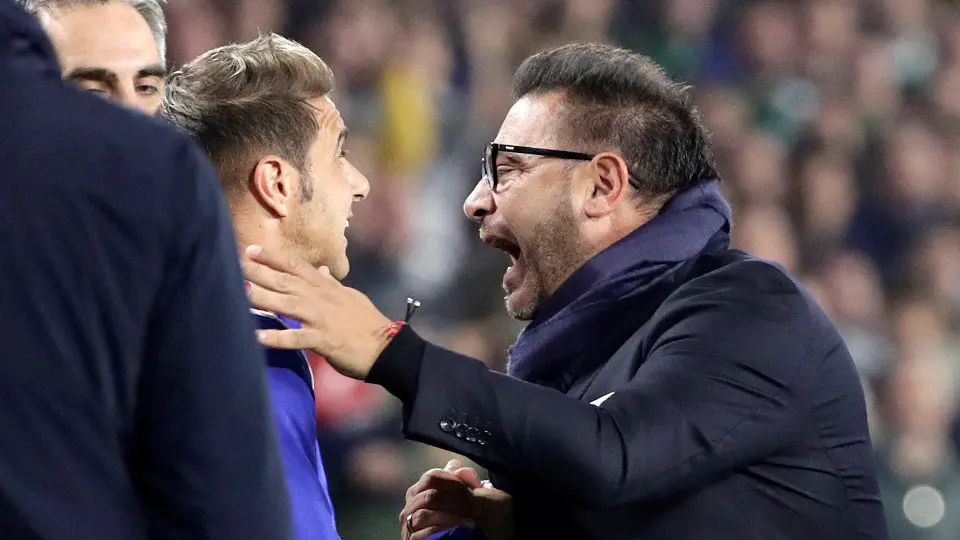 Antonio Mohamed y Joaqu&iacute;n, tras una tangana producida antes de la expulsi&oacute;n del t&eacute;cnico. JULIO MU&Ntilde;OZ (EFE)