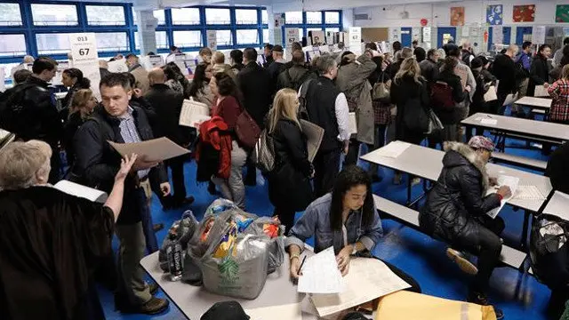 Estadounidenses asisten a votar en un colegio electoral de Manhattan, en Nueva York, este martes. PETER FOLEY (EFE)