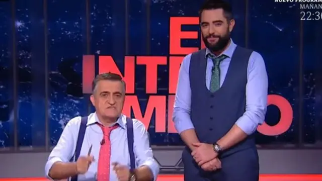Captura de El Intermedio, en el momento en el que Wyoming y Mateo piden disculpas por el sketch de la bandera.LASEXTA