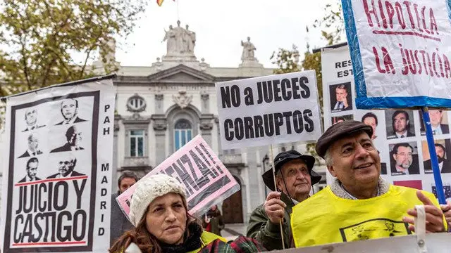 Grupos de personas se concentraron este lunes ante la sede del Tribunal Supremo. RODRIGO JIMÉNEZ (EFE)