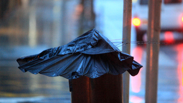 Un paraguas roto a causa del temporal. PEPE FERRÍN