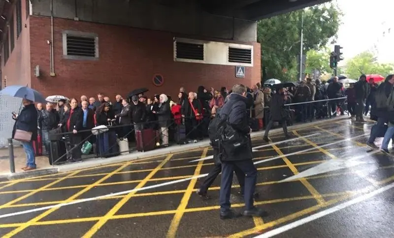 Un instante del desalojo de la estación de Atocha EFE