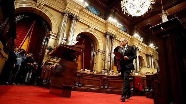 El president de la Generalitat, Quim Torra, se dirige a la tribuna del hemiciclo del Parlament, este miércoles. ALBERTO ESTÉVEZ (EFE)