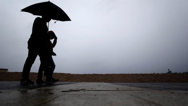 Dos hombres pasean bajo la lluvia en A Coruña. CABALAR