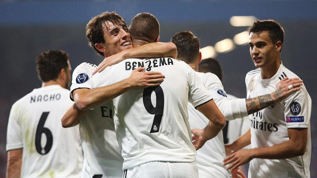 Benzema celebra un gol con sus compañeros. MARTIN DIVESEK (EFE)