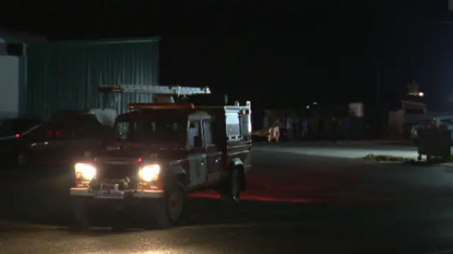 Varios efectivos se desplazaron hasta el almacén en el que ocurrió el accidente. TVG (Arzúa)