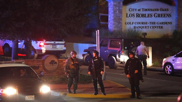 Miembros de la policía aseguran la carretera del lugar del tiroteo, que ha causado al menos 11 heridos en California. EFE