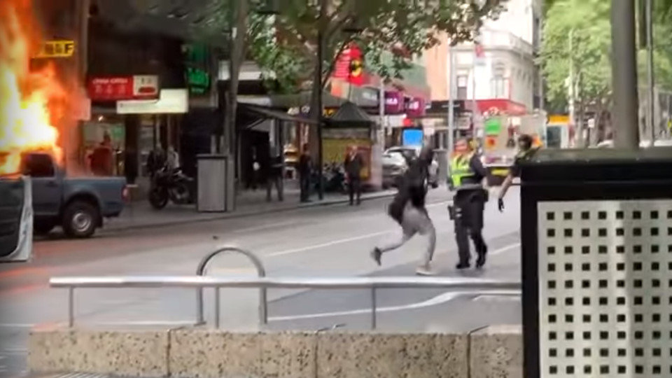 Captura de vídeo que muestra al asaltante armado con un cuchillo mientras se enfrenta a los agentes. YOUTUBE - Melbourne