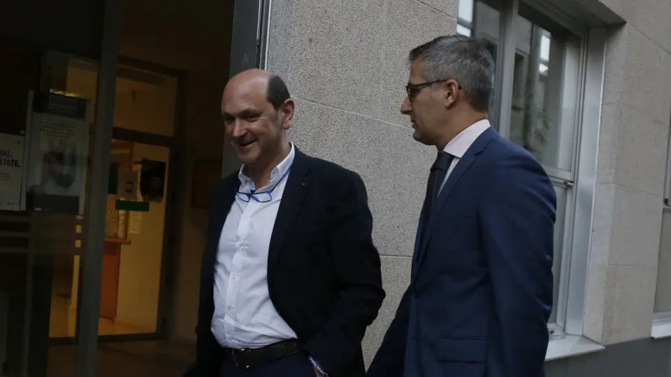 Rafael Louzán, entrando en los juzgados de Cambados. GONZALO GARCÍA (ADP)