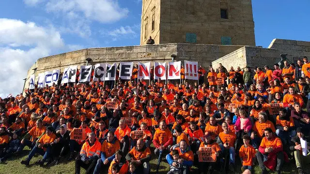 Manifestantes fronte á Torre de Hércules. CC OO INDUSTRIA