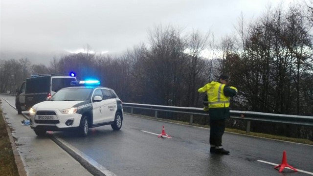 Un agente regula el tráfico en el lugar del suceso. GUARDIA CIVIL - Ciclista muere en Navarra mientras hacía el Camino de Santiago