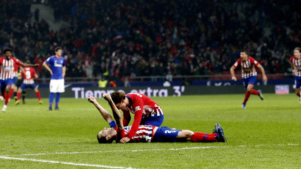 Diego Godín y Antoine Griezmann, celebran el tercer y definitivo gol del Atlético. J.J. GUILLÉN (EFE)