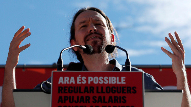 O secretario xeral de Podemos, Pablo Iglesias, durante o acto que celebraron este domingo en Barcelona. ALBERTO ESTÉVEZ (EFE)