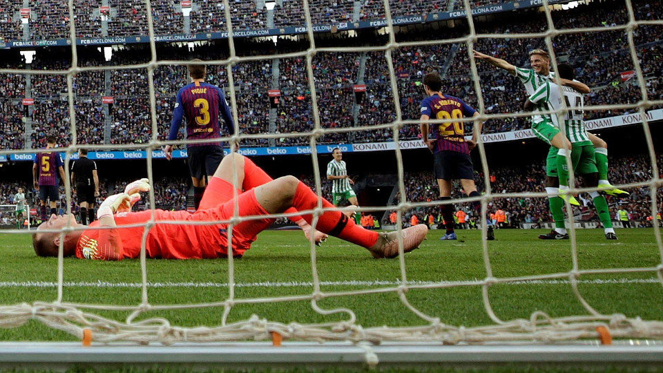 Ter Stegen se lamenta mientras Joaquín, al fondo, celebra su gol junto a Carvalho. ALBERTO ESTÉVEZ (EFE)
