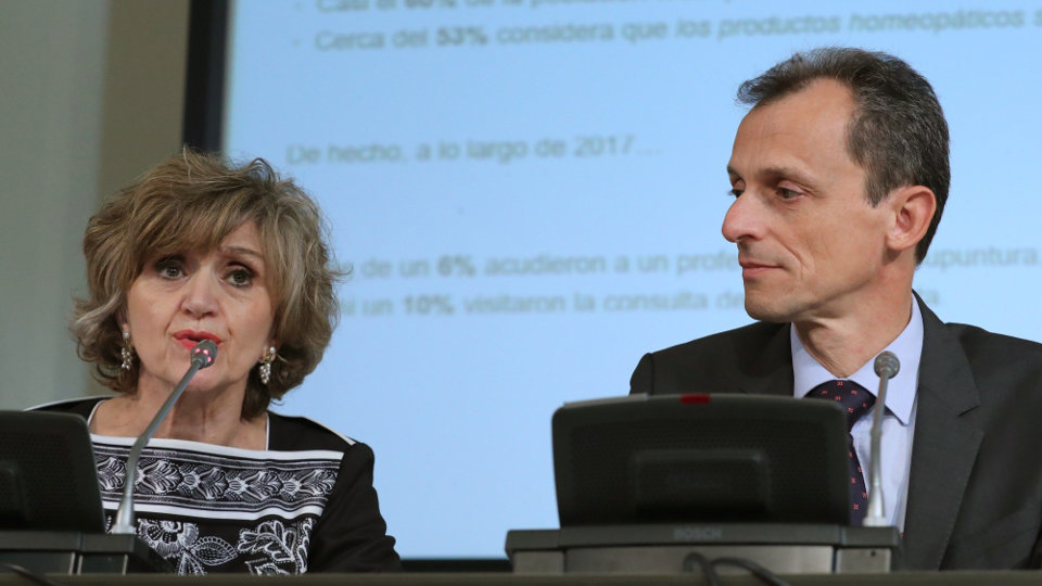 La Ministra de Sanidad, María Luisa Carcedo, y el ministro de Ciencia, Innovación y Universidades, Pedro Duque.ZIPI (Efe)