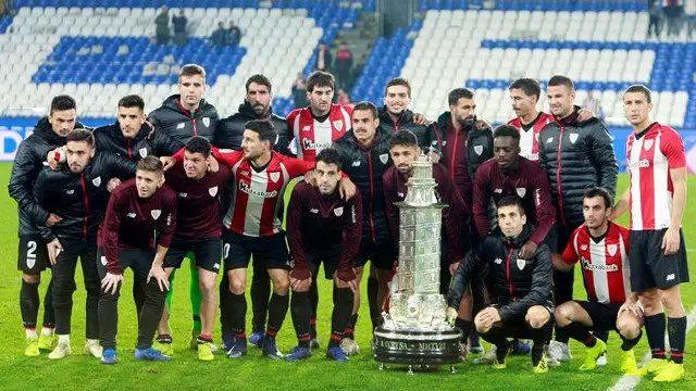 Los jugadores del Athletic posan con el trofeo. CABALAR (EFE)