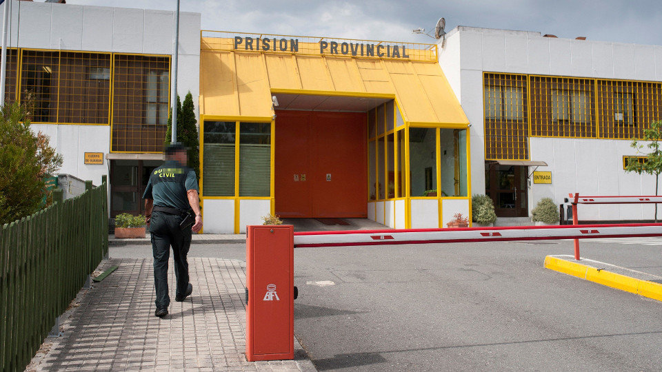 Un axente da Garda Civil ante a entrada do cárcere de Pereiro de Aguiar. BRAIS LORENZO (EFE)