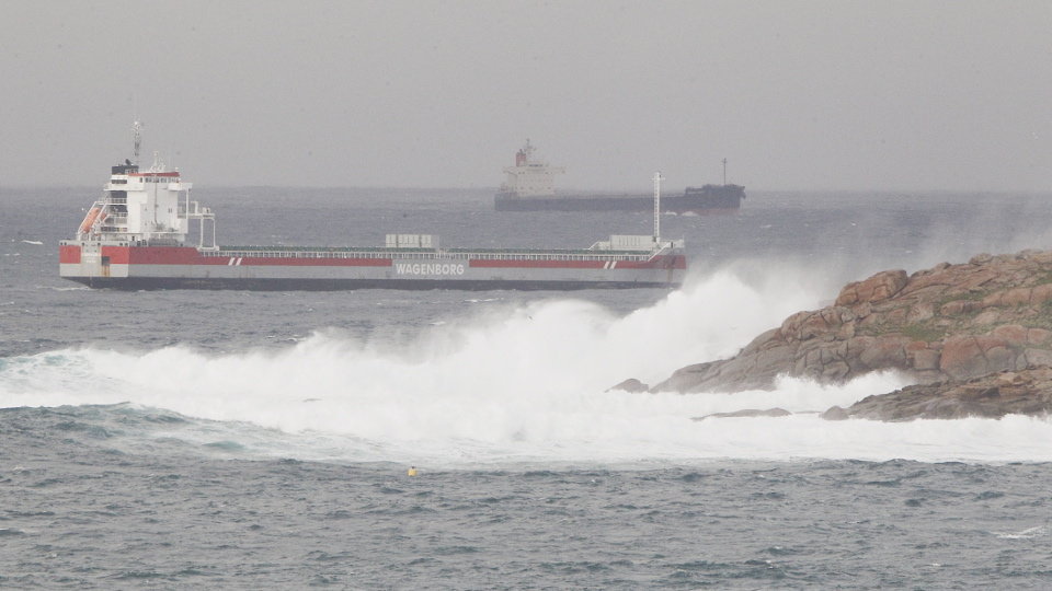 Dous mercantes navegan fronte á costa da Mariña un día de temporal.  AEP