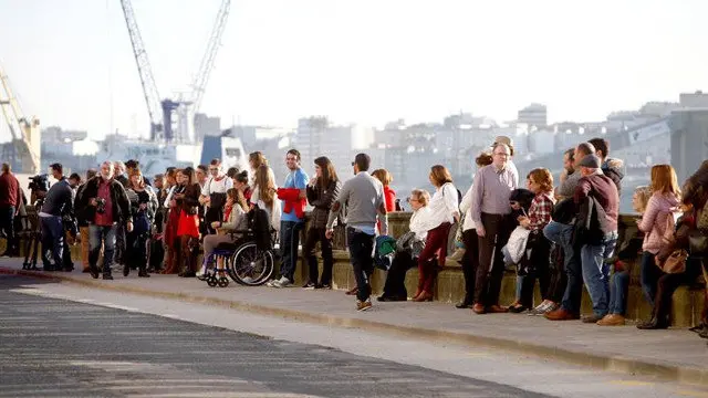 Curiosos ante la casa familiar de Marta Ortega, en A Coruña. CABALAR (EFE)
