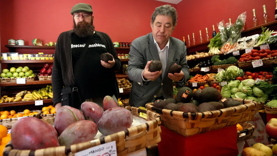 Rodrigo Cota y Miguel Anxo Fernández Lores en una frutería. JAVIER CERVERA