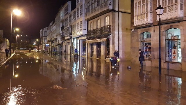 La lluvia provocó importantes bolsas de agua en las calles de Viveiro. EP