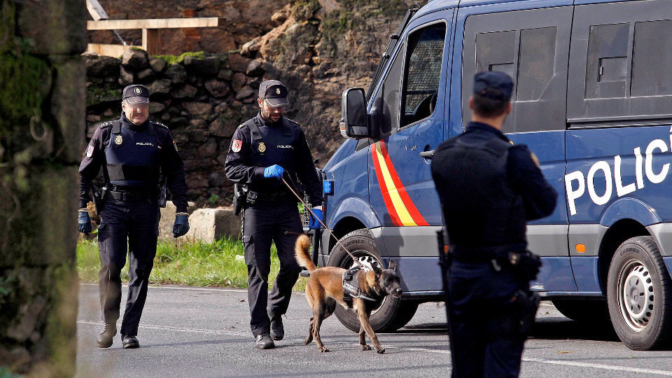 Varios agentes de Policía supervisan el barrio de San José de A Coruña con un perro. CABALAR (Efe)