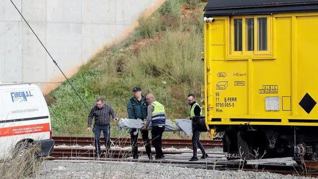 Traslado del cuerpo del trabajador fallecido. MANUEL BRUQUE (EFE)