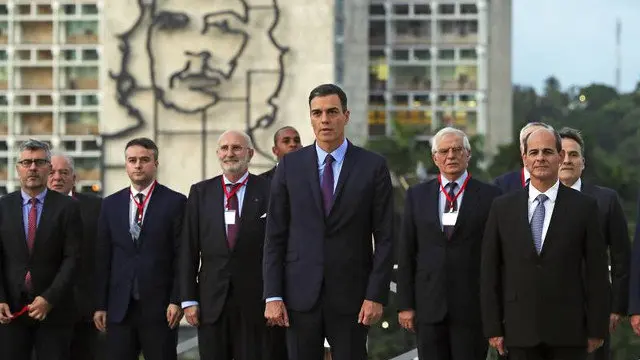 Pedro Sánchez (centro), durante la ofrenda floral a José Martí. JUANJO MARTÍN (EFE)