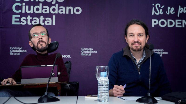 Pablo Iglesias (derecha) y Pablo Echenique, durante la reunión de urgencia del Consejo Ciudadano. LUCA PIERGIOVANNI (EFE)
