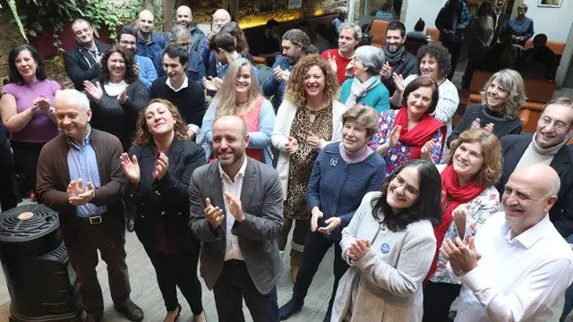 El actual portavoz en el Parlamento Gallego, Luís Villares, rodeado de las personas que conforman su lista. XOÁN REY
