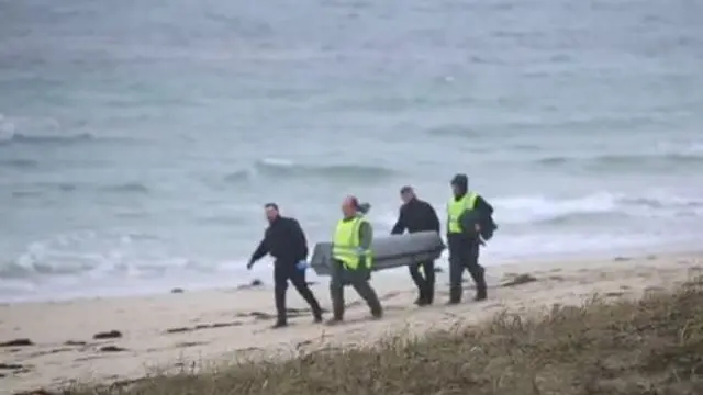 Los equipos de rescate trasladan el cuerpo hallado en O Grove. TVG