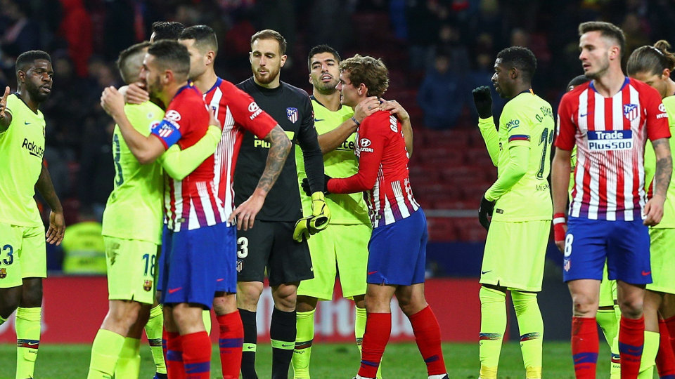 Los jugadores del Barça y del Atlético se saludan tras el encuentro.RODRIGO JIMÉNEZ (Efe)