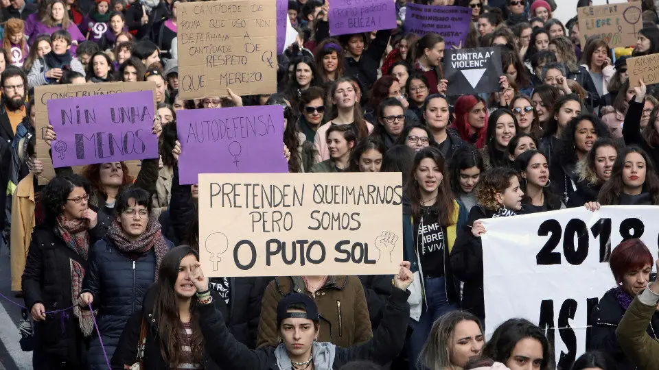Miles de persoas recorreron as rúas de Santiago este 25-N. XOÁN REY