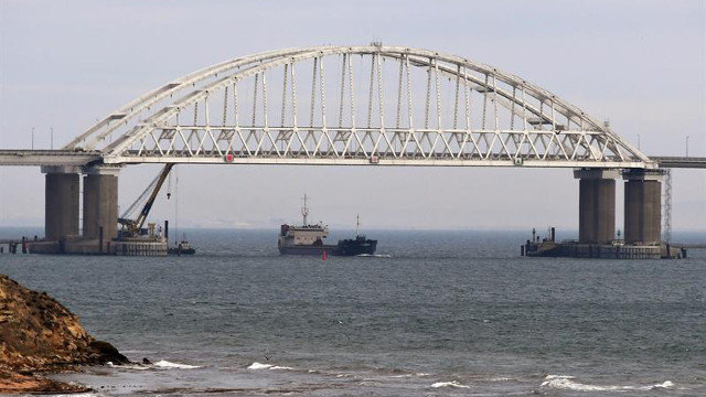Vista de un puente sobre el estrecho de Kerch, que une Crimea y Rusia