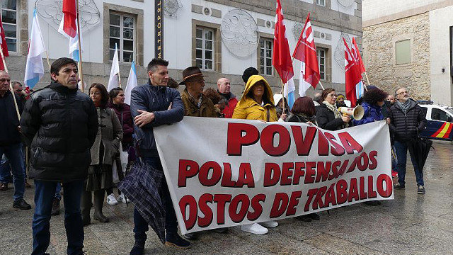 Trabajadores de Povisa en una concentración ante la sede del PP. EP