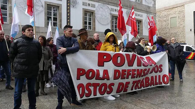 Trabajadores de Povisa en una concentración ante la sede del PP. EP