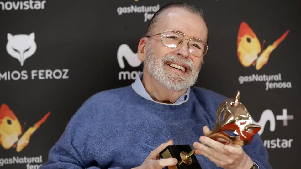 Chicho Ibáñez Serrador, con un premio Feroz en 2017. JUANJO MARTÍN (EFE)