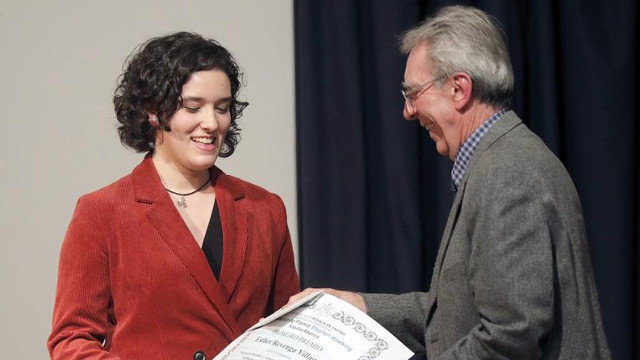 O premio Nobel de Química en 2016, Jean-Pierre Sauvage, entrega á estudante Esther Revenga, o primeiro premio dos II Galardóns Stephen Hawking-Rosalía Abanca. LAVANDEIRA JR