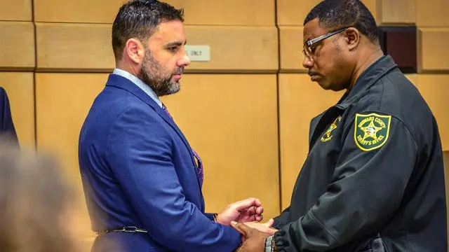 Un alguacil quita las esposas de Pablo Ibar GIORGIO VIERA