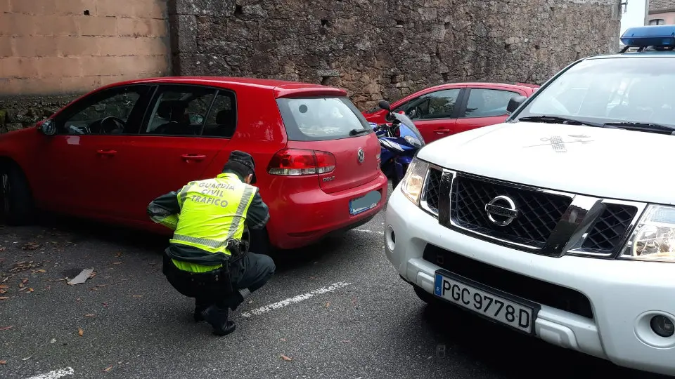 Un agente, ante el vehículo interceptado. GUARDIA CIVIL DE PONTEVEDRA