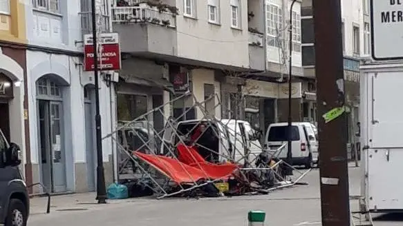 El viento se llevó por delante el mercadillo de Ribadeo. AMA