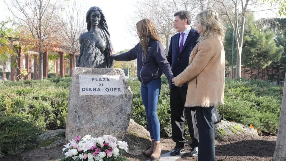Los padres y la hermana de Diana Quer, junto al busto. PP
