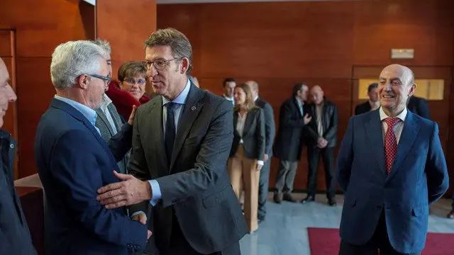 Alberto Núñez Feijóo, durante la vista a las instalaciones de Coren en Ourense. BRAIS LORENZO (EFE)