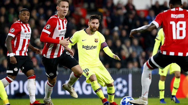 Messi controla el balón ante los jugadores del PSV. ROBIN VAN LONKHUIJSEN (EFE)