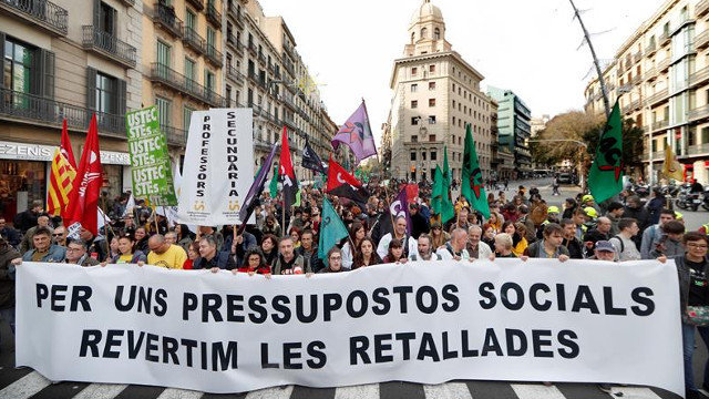 Miles de trabajadores públicos de la Generalitat se manifiestan en Barcelona. ALEJANDRO GARCÍA (EFE)