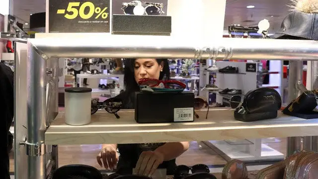 Una trabajadora del Corte Ingl&eacute;s. ZIPI (EFE)