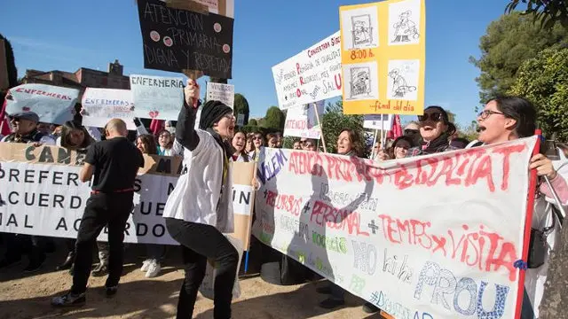 Decenas de m&eacute;dicos de atenci&oacute;n primaria se concentran ante el Parlament, convocados por M&eacute;dicos de Catalu&ntilde;a.MARTA P&Eacute;REZ (Efe)