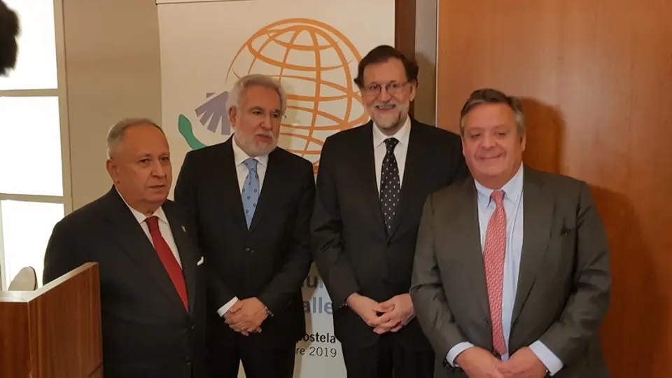 Mariano Rajoy (segundo por la derecha) acudió al acto del entre del premio a Miguel Santalices. EP