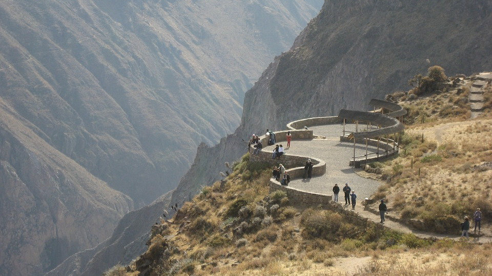 Varias personas en la cima del Cañón del Colca (Perú). PIXABAY